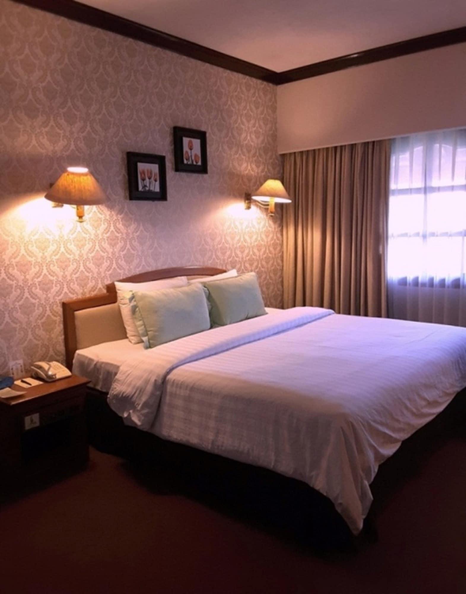 Grand Legi Hotel Матарам Екстериор снимка