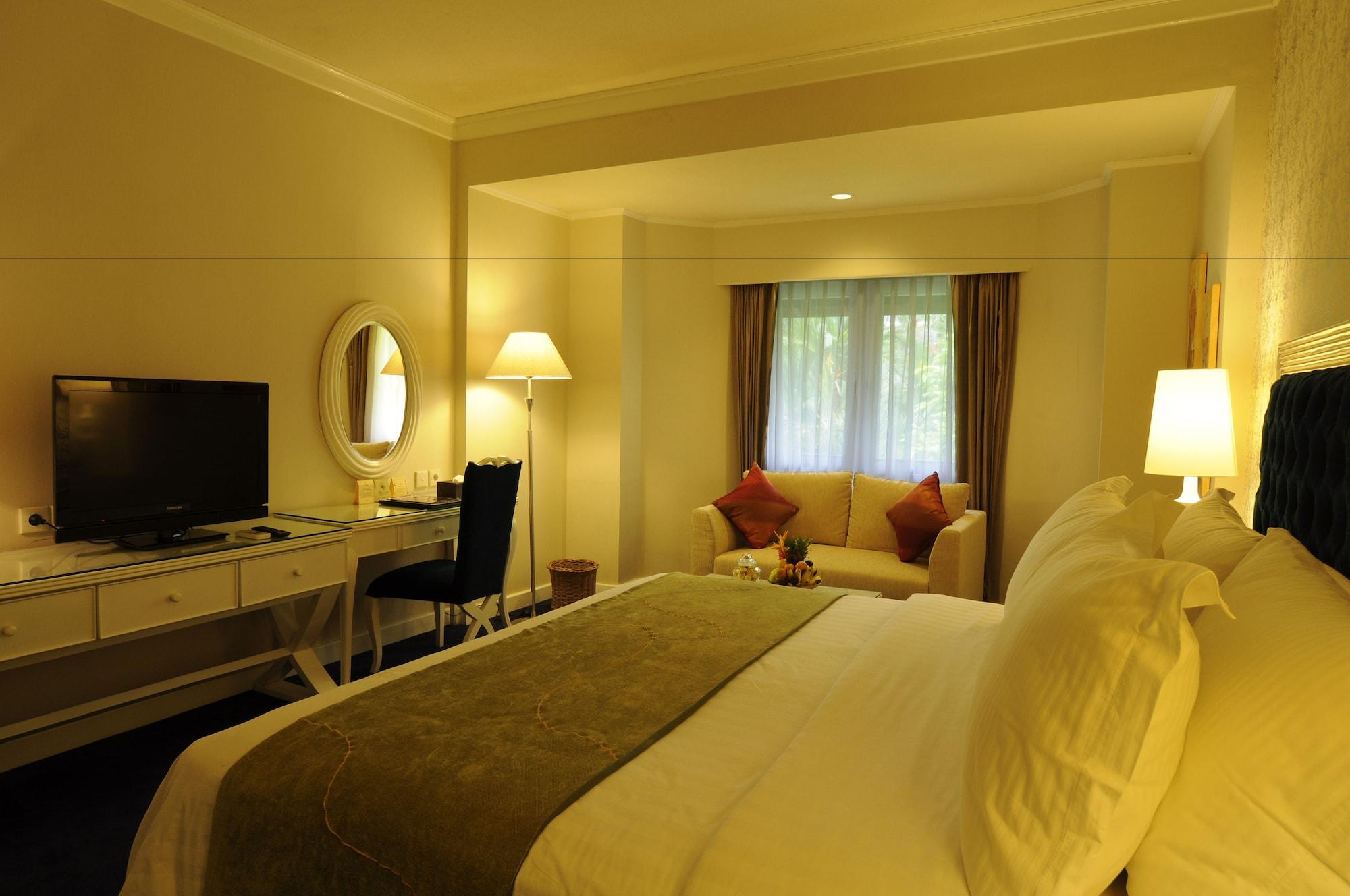 Grand Legi Hotel Матарам Екстериор снимка