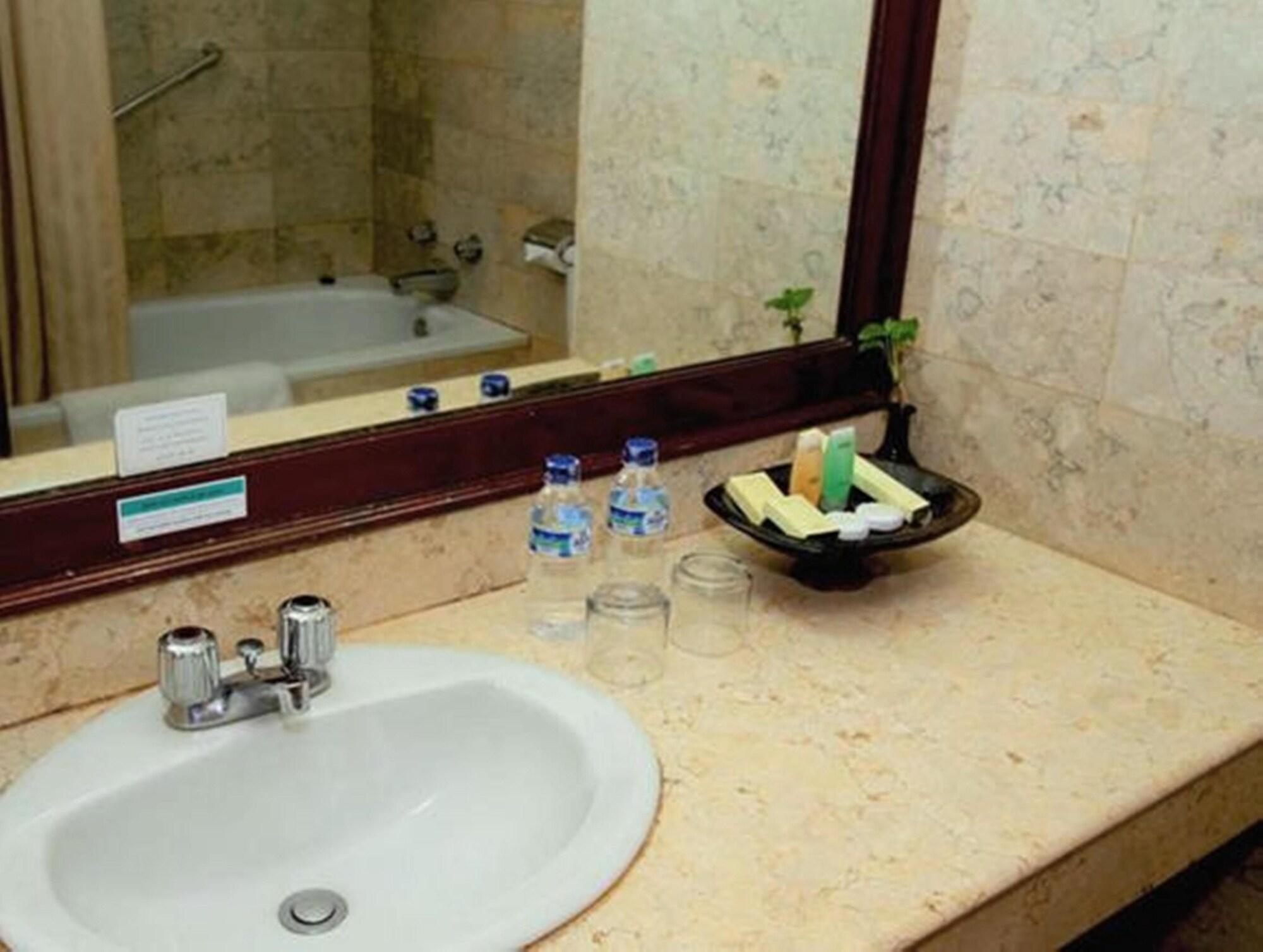 Grand Legi Hotel Матарам Екстериор снимка