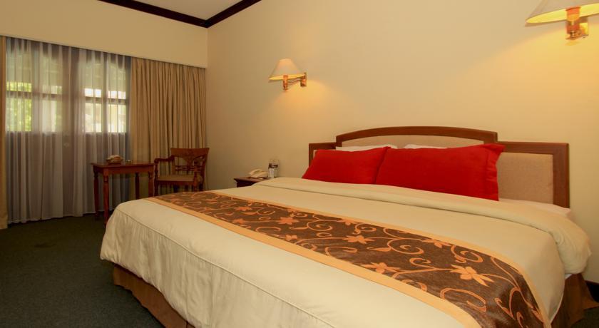 Grand Legi Hotel Матарам Екстериор снимка