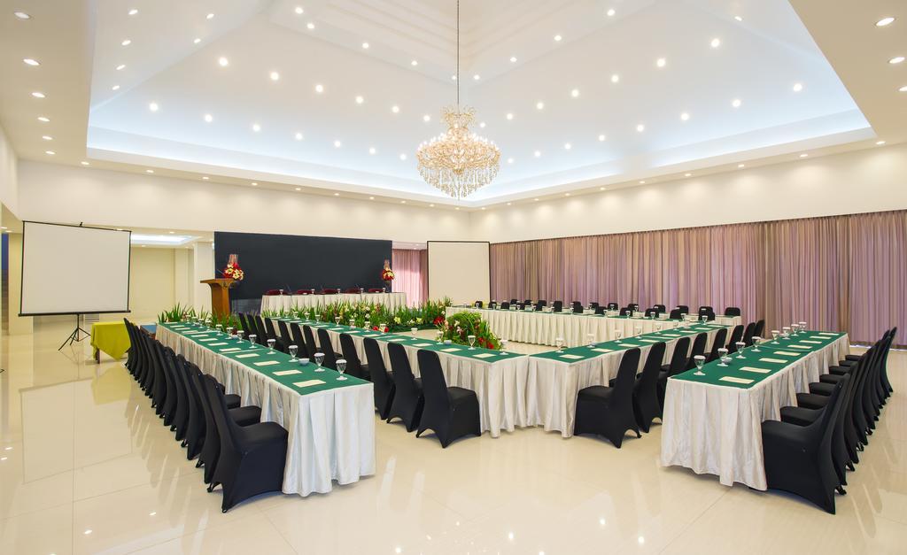 Grand Legi Hotel Матарам Екстериор снимка