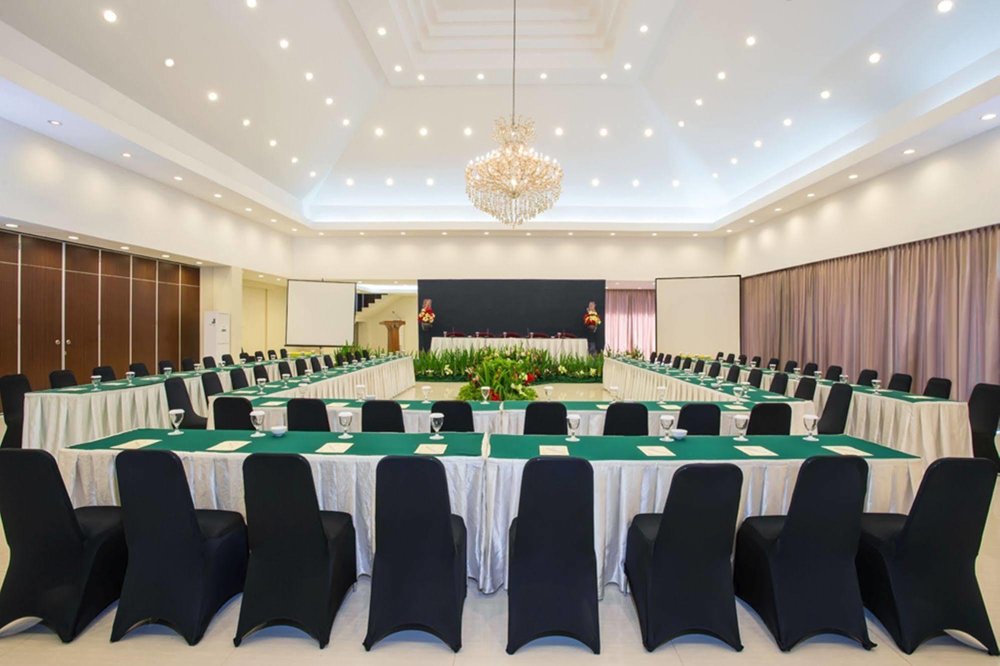 Grand Legi Hotel Матарам Екстериор снимка