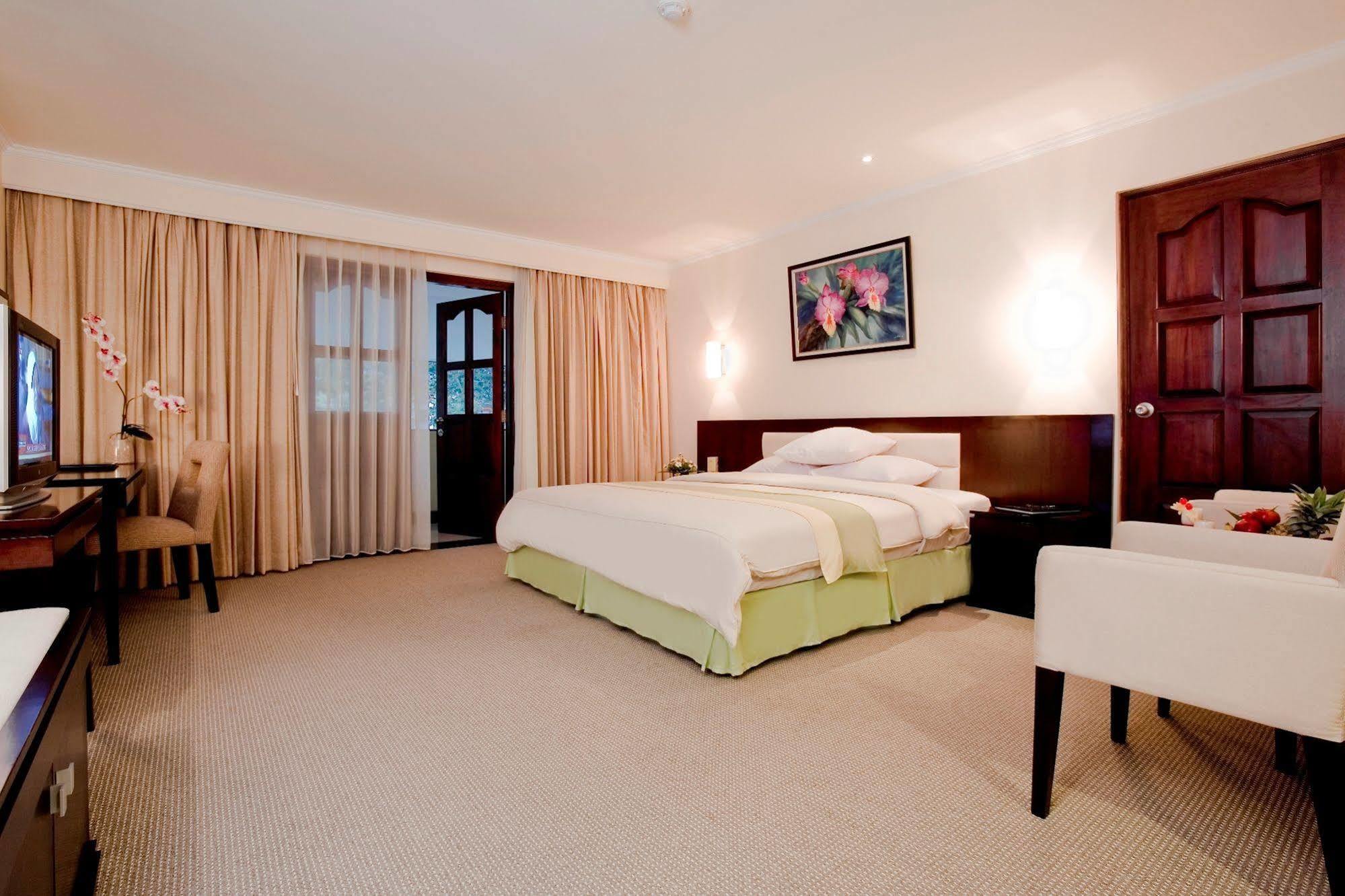 Grand Legi Hotel Матарам Екстериор снимка