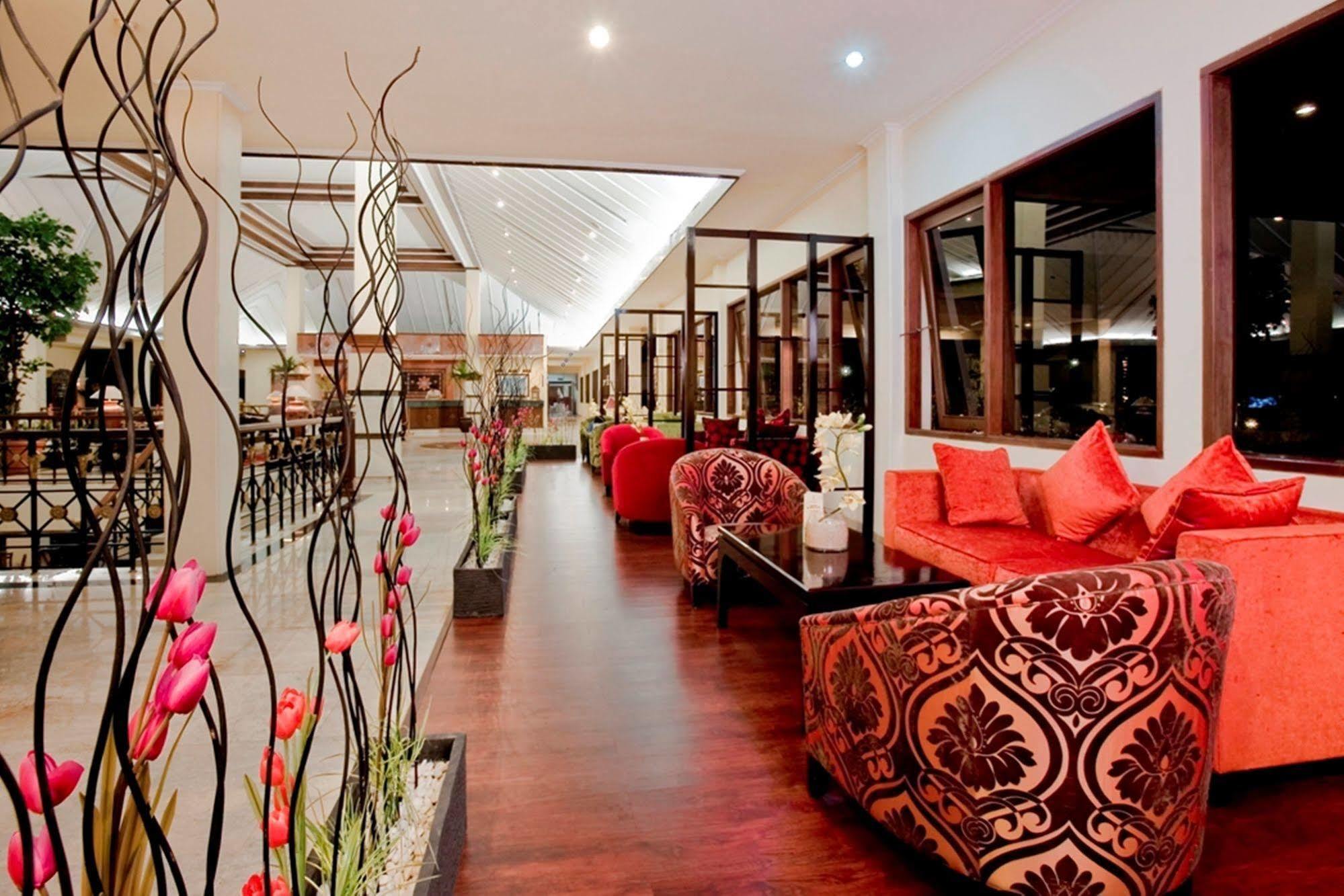 Grand Legi Hotel Матарам Екстериор снимка
