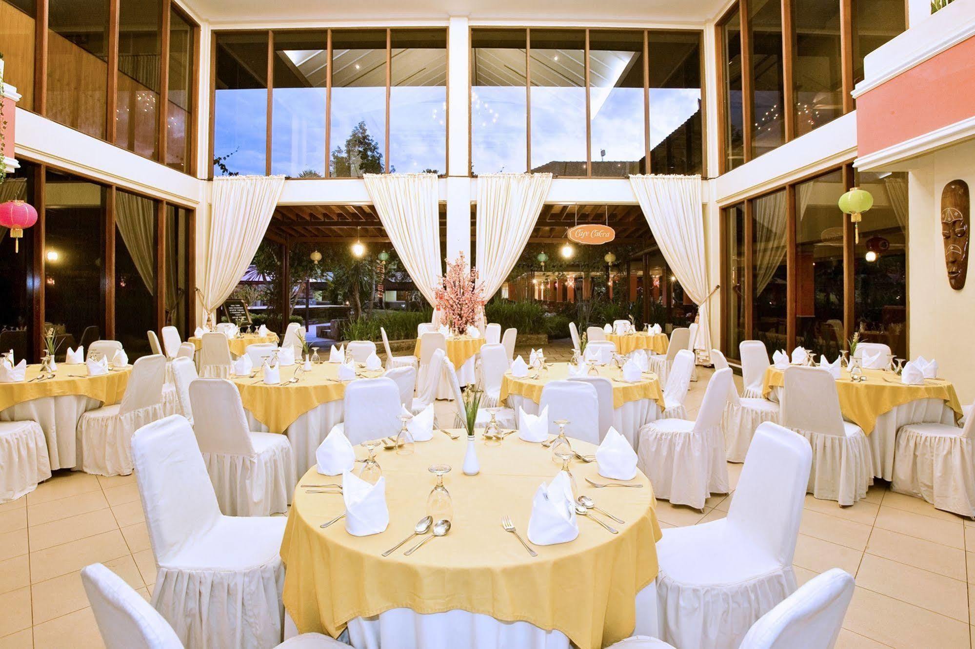 Grand Legi Hotel Матарам Екстериор снимка